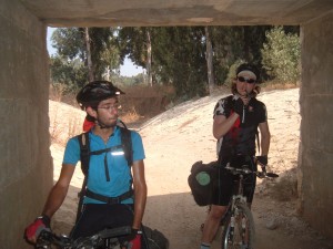 מתחת למסילת הרכבת