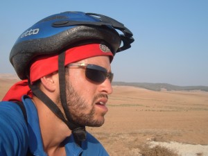 על רקע מדבר צהוב