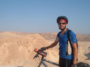 על הפסגה על רקע הרי הערבה והנגב
